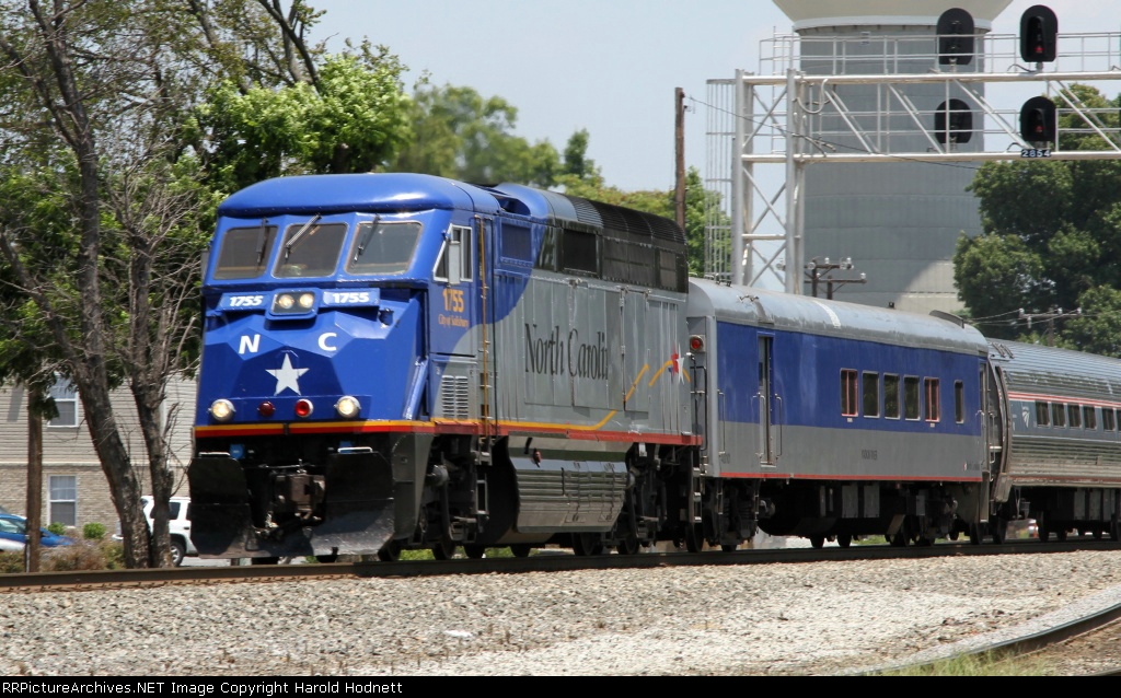 RNCX 1755 leads train 75 southbound